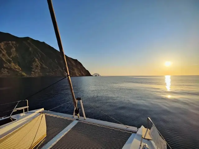 La costa a picco vista durante la navigazione