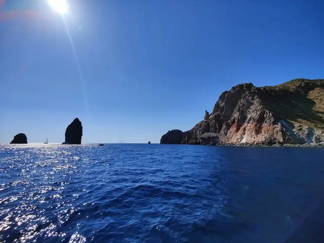 Faraglioni e costa rocciosa nel blu