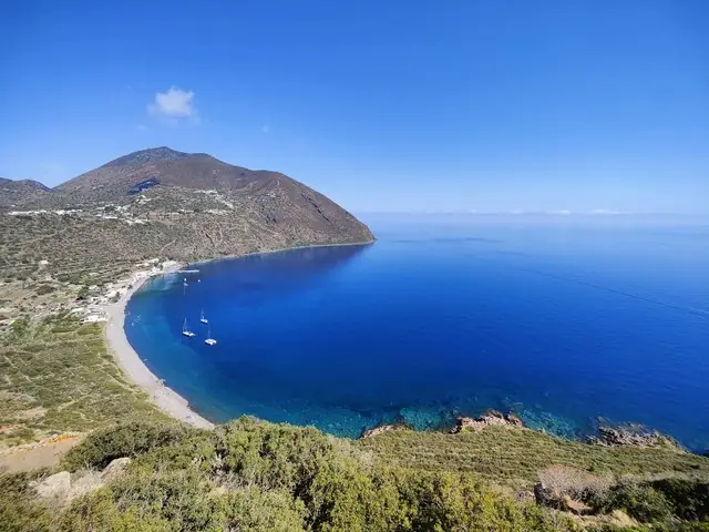 La baia di Filicudi con le barche all'ancora