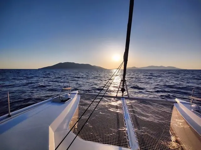 Il trampolino di un catamarano al tramonto