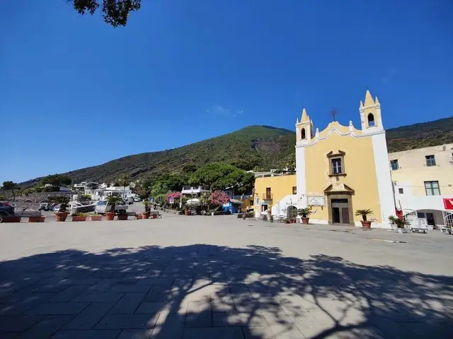 La piazza di un paese eoliano con la chiesa