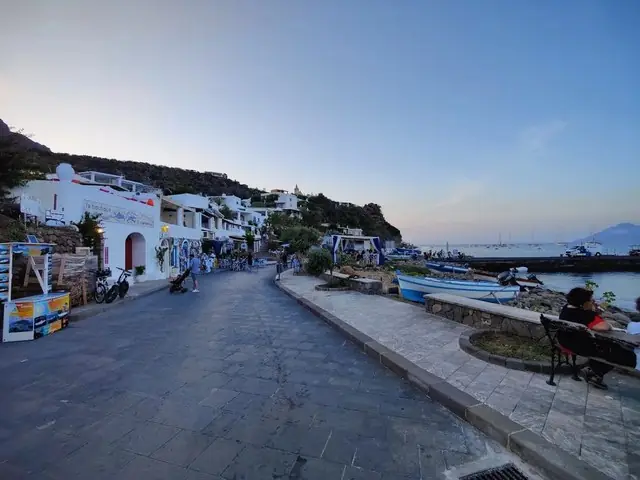 Una strada del paese di Panarea, verso il porto