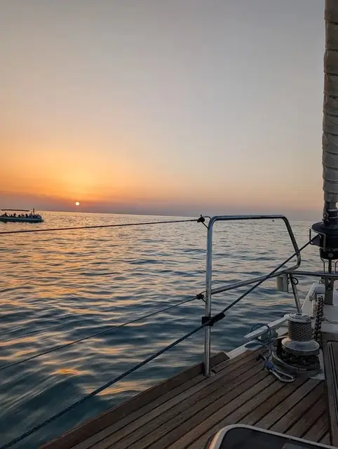 Il pozzetto di una barca mentre il sole scende