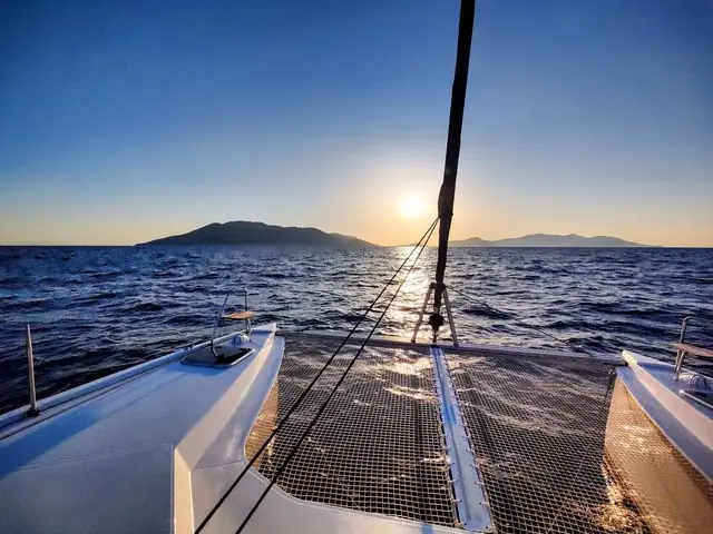 Le isole all'orizzonte dalla prua di un catamarano