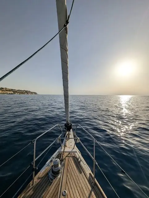 La prua di una barca a vela in controluce