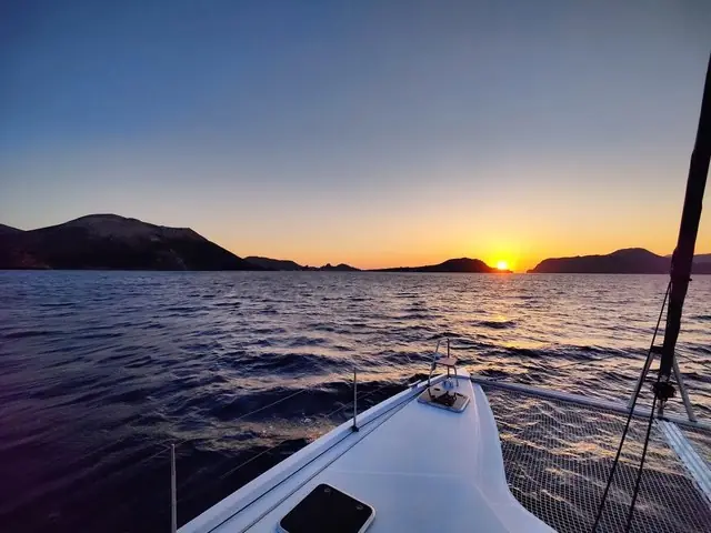 Il sole cala sul mare delle Eolie, visto dalla prua