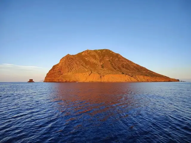 Uno scoglio illuminato dall'ultima luce del giorno
