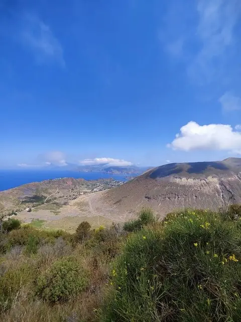 Il cratere di Vulcano e la vegetazione bassa