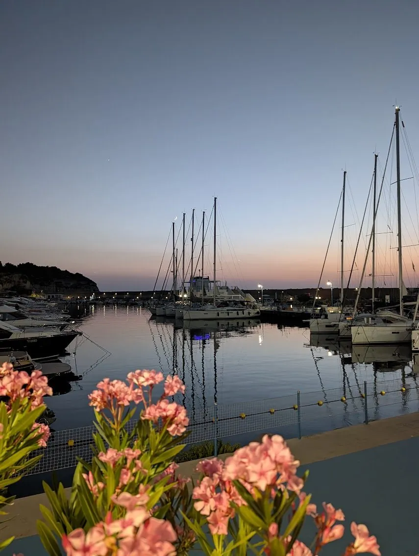 Der Hafen von Tropea am Abend, die Boote nach der Rückkehr vertäut