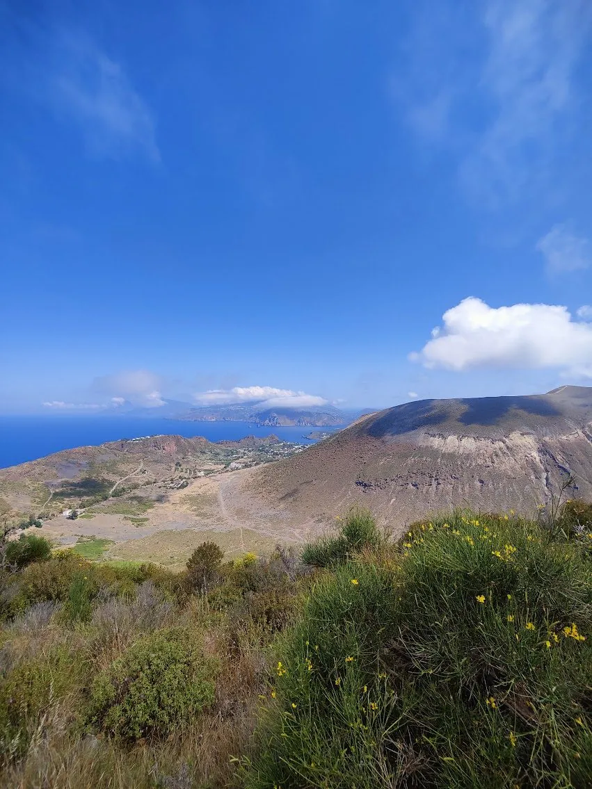 Der Krater von Vulcano, gesehen vom Weg, der vom Porto di Levante hinaufführt