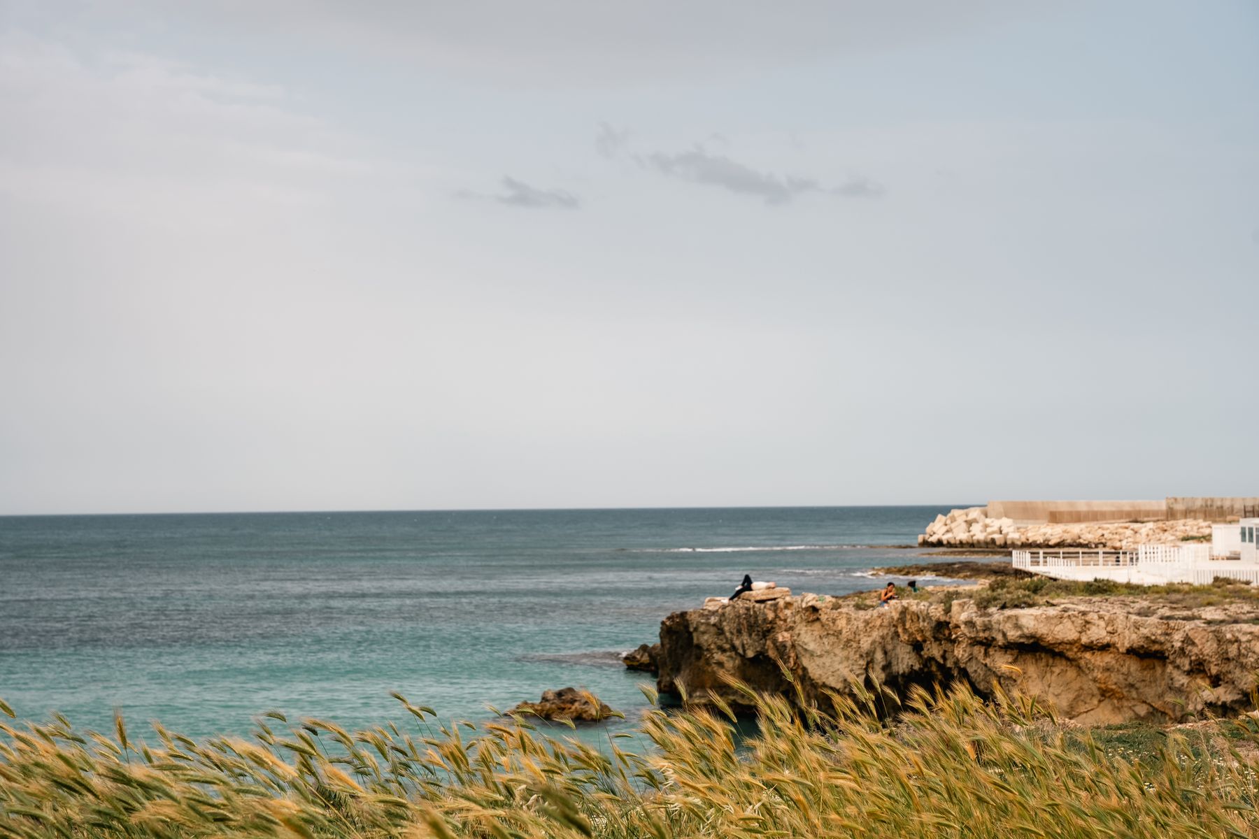 La costa del Mediterraneo con acqua trasparente e cielo limpido in una giornata d'estate