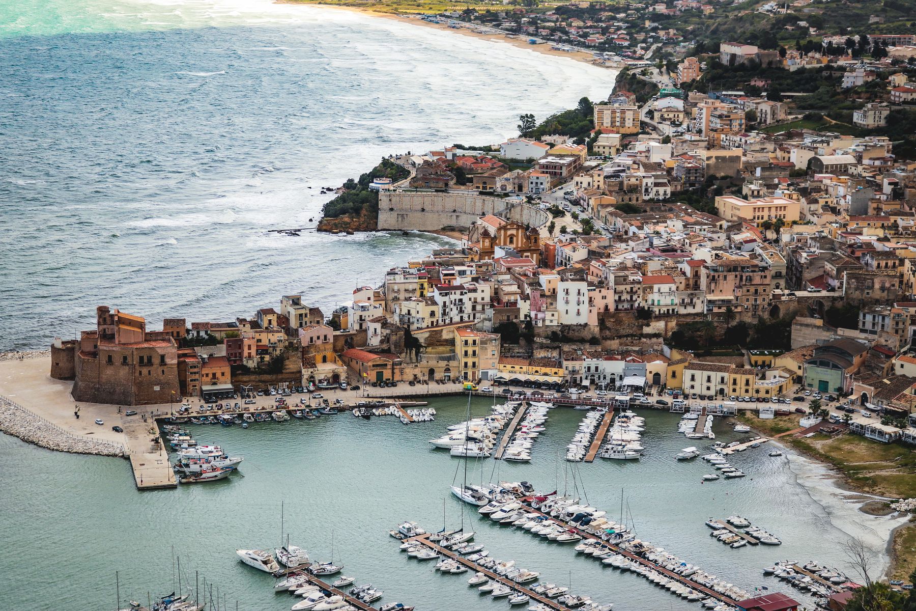 Il porto di Milazzo sulla costa siciliana, punto d'imbarco per le Isole Eolie