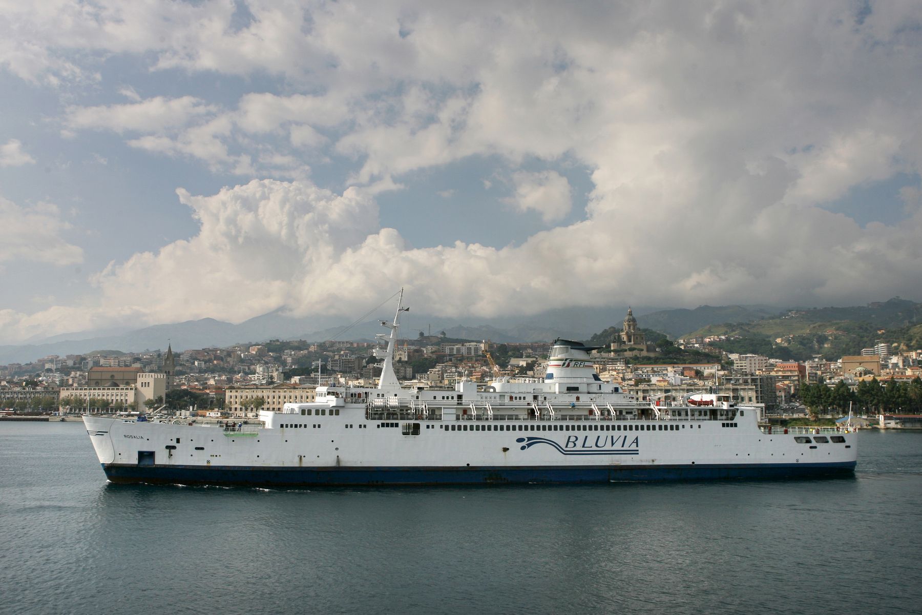 Un traghetto naviga in mare al largo della costa siciliana